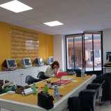 Dello stesso giallo � anche il tavolo che attraversa interamente la lunghezza dello studio...